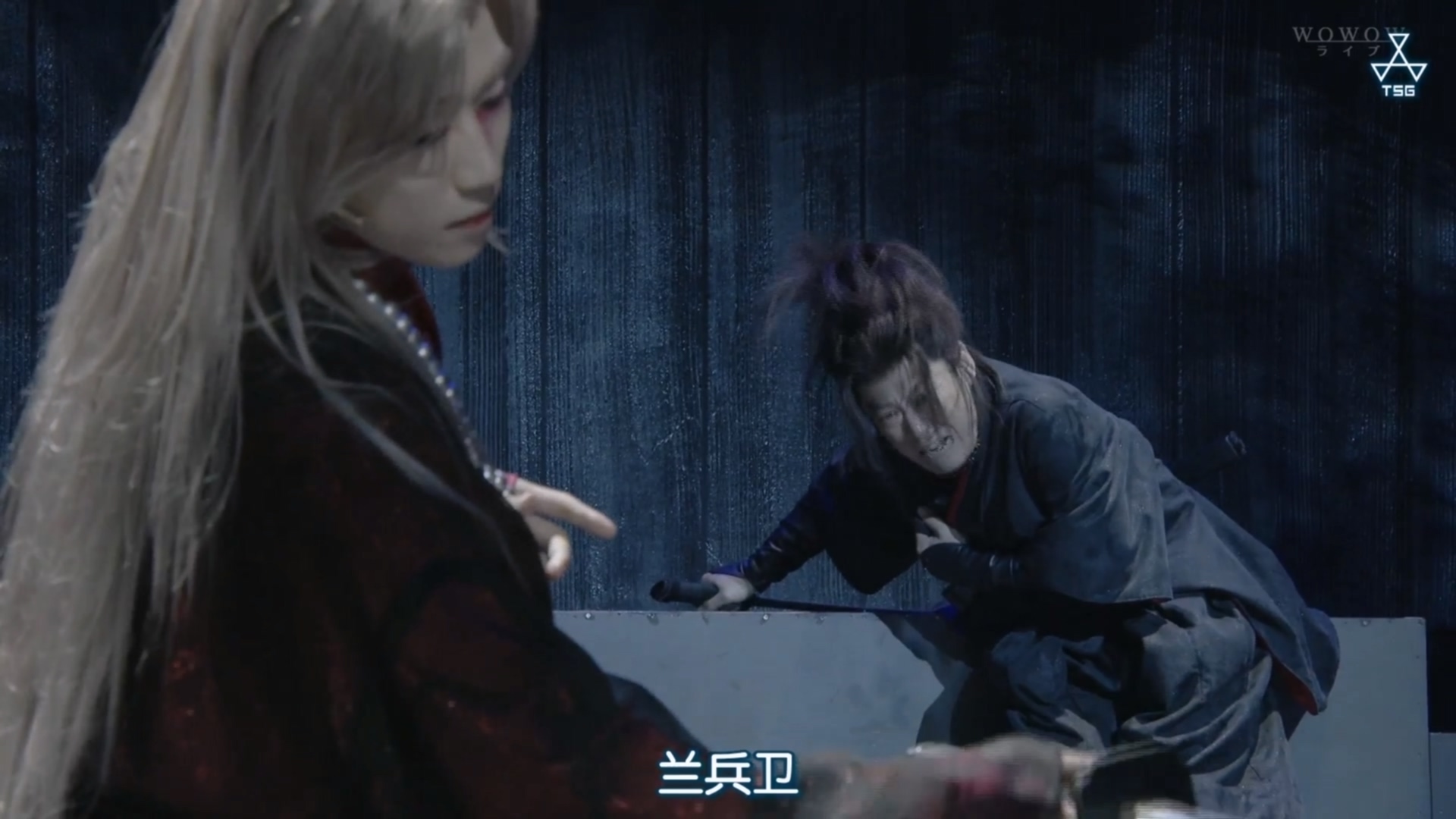 我尖叫着暂停截下此图 好你个白毛红衣鬼……